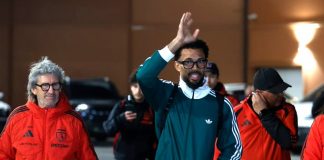 Vozinha llega a Chile para fichar por Colo Colo; aficionados lo reciben