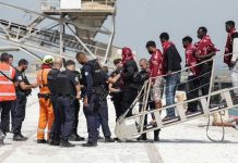 Rescatan a 173 migrantes tras incendio de embarcación en el canal de la Mancha