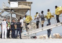 Impactantes imágenes: 230 migrantes cruzan el Canal de la Mancha en una lancha