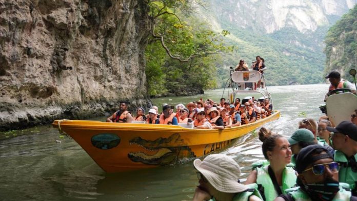 turistas-canon-del-sumidero-114442 (1)