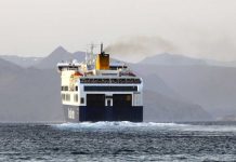 Vuelca barco con 95 personas a bordo en Zimbabue; buscan sobrevivientes: videos