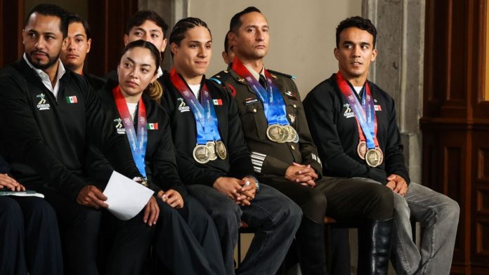 1094463-sheinbaum-mananera-campeones-centroamericanos-web-1-092307