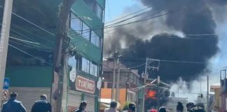Incendio en bodega cercana a la Terminal de Autobuses sorprende a Toluca; VIDEO registra enorme columna de humo