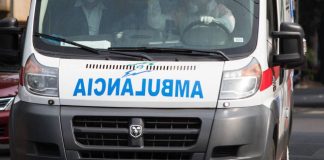 Mujer escapa de su expareja y se arroja desnuda de un auto en movimiento en Nezahualcóyotl