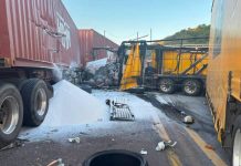 Chocan dos tráileres y cierran la carretera Silao-San Felipe