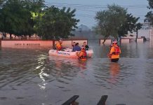 Rescatan con lanchas a 14 personas que quedaron varadas por las intensas lluvias en Culiacán