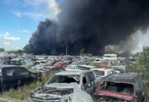 Fuerte incendio consume vehículos en corralón de Grúas Mora en Reynosa, Tamaulipas