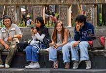 Consultarán uso de celulares en las aulas