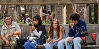 Consultarán uso de celulares en las aulas