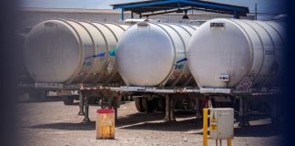 Golpe al combustible ilegal: FGR asegura dos predios y decenas de contenedores en Jalisco