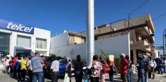 Larga fila en Telcel de Ciudad Victoria por suspensión de líneas telefónicas
