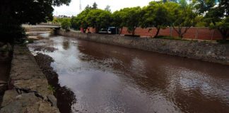 Río Zahuapan se tiñe de rojo y revive alerta por contaminación en Tlaxcala