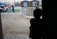 Revés para ICE: una jueza ordena un monitor independiente tras comprobar que niños llevan detenidos mucho más tiempo del que permite la ley