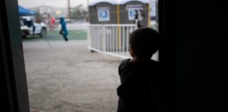 Revés para ICE: una jueza ordena un monitor independiente tras comprobar que niños llevan detenidos mucho más tiempo del que permite la ley