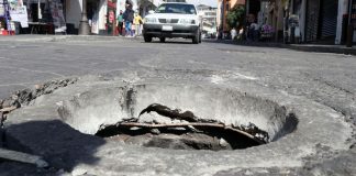 Captan en video a grupo de jóvenes saliendo de alcantarilla en León