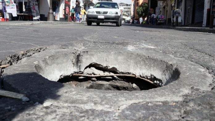 captan-en-video-a-grupo-de-jovenes-saliendo-de-alcantarilla-en-leon-022314