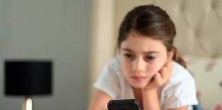 México analizará límites a redes sociales para menores; Sheinbaum plantea restringirlos en la escuela