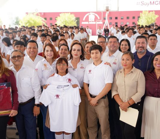 Impulsa Carmen Lilia Canturosas regreso a clases con uniformes, mochilas y útiles escolares