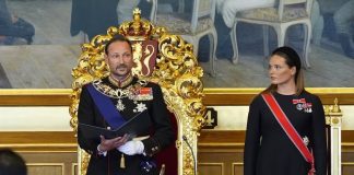 Comienza reinado del rey Haakon VIII de Noruega; jura la Constitución ante el Parlamento