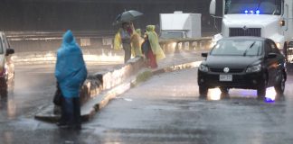 Tormenta tropical, onda y monzón mexicano mantendrán este miércoles las lluvias en todo el país