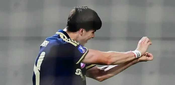 Mexicano “Hormiga” González se estrena como goleador en triunfo del Olympiacos