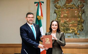 Entrega Carmen Lilia Canturosas documento del Segundo Informe de Gobierno a Cabildo