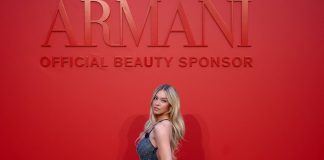 Sydney Sweeney deslumbró en Venecia con un vestido vintage de Armani