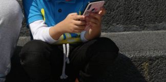 Iglesia pide regular celulares y educación digital en escuelas
