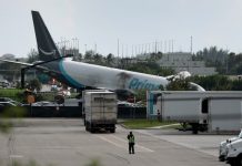Cancelaciones y demoras en aeropuerto de Miami tras accidente de avión de Amazon