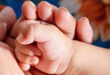 Madre denuncia muerte de su bebé tras 10 meses hospitalizada; IMSS responde