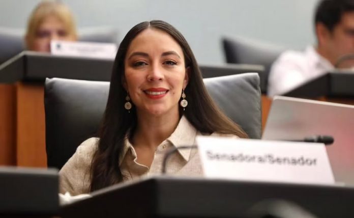 y senadora