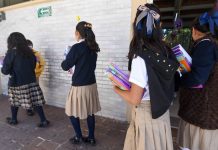 37% de alumnos mexicanos reporta distracciones por dispositivos digitales en clase, de acuerdo con la OCDE