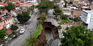Megasocavón de 45 metros se abre por falla en drenaje en la avenida Malecón, en Tonalá