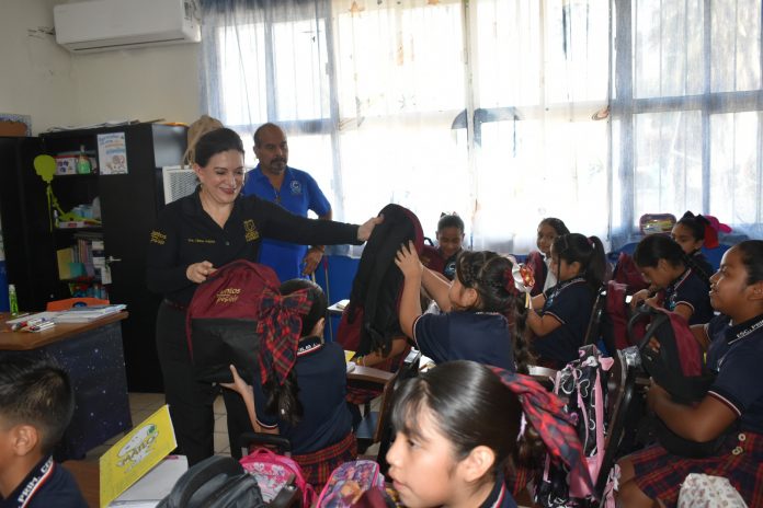 Con ‘Escuelatón’, entregan mil 300 kits escolares a estudiantes de Nuevo Laredo