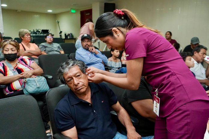Sistema DIF entrega más de 200 aparatos auditivos en Nuevo Laredo