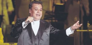 Autógrafo de Juan Gabriel se vende en dólares