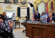 Cadenas de TV suspenden cobertura conjunta de Trump tras veto a medios
