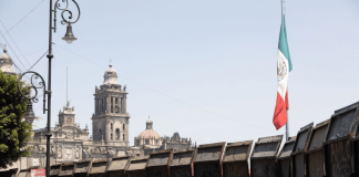 Blindan Palacio Nacional con vallas previo a marcha por Ayotzinapa