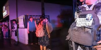 Familiares y amigos esperan a Ernesto Ruffo en su casa de Ensenada