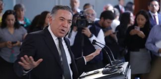 Entregan al Senado más de 23 mil firmas para que Inzunza deje su escaño