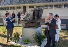 Develan escultura representativa del sector transportista en la Facultad de Comercio de Nuevo Laredo