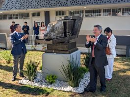 Develan escultura representativa del sector transportista en la Facultad de Comercio de Nuevo Laredo