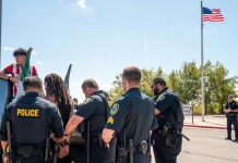 Newsom prohíbe a ICE el uso de guantes eléctricos durante detenciones en California