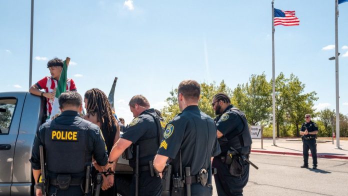 newsom-prohibe-a-ice-el-uso-de-guantes-electricos-durante-detenciones-en-california-092122