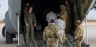 Deportaciones a un tercer país siguen, pero la Corte Suprema se prepara para decidir en diciembre