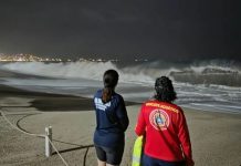 Buscan a Carmen, mujer arrastrada por el mar mientras nadaba con su gemela en Puerto Vallarta