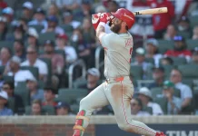 Los Phillies vencen a los Braves en entradas extras para empatar la Serie de Comodines