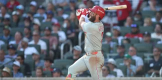 Los Phillies vencen a los Braves en entradas extras para empatar la Serie de Comodines