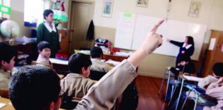 Padres respaldan restricción de celulares en aulas de Tamaulipas