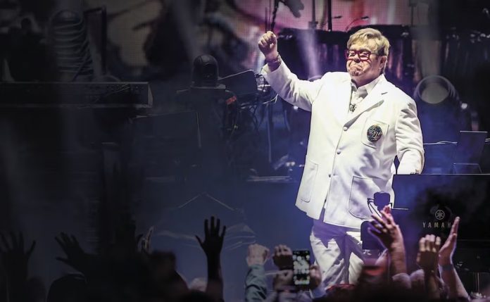 Elton John da cátedra de cómo desafiar al tiempo; el cantante se despide de México